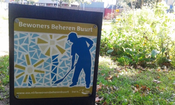 Afbeelding van een bord met tekst Bewoners Beheren Buurt met afbeelding van een poppetjes met een schop en twee bomen 