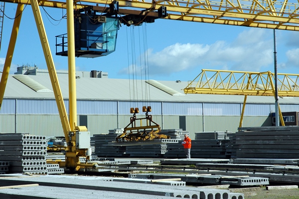 Industrieterrein met bouwkranen