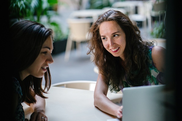 twee meisjes bij een computer