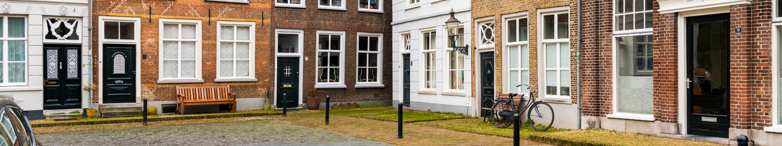 Voordeuren van monumentale woningen in Ravenstein