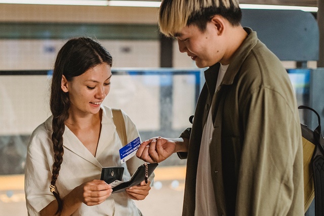 meisje en jongen met bankpasjes