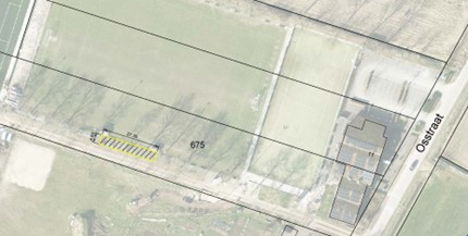 Het geel gemarkeerde en gearceerde perceel geeft het betreffende grondstuk weer.