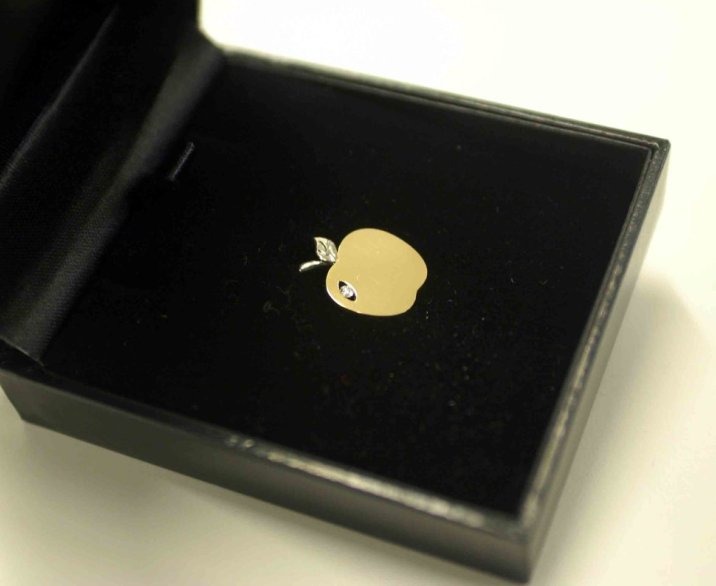 Gouden oogappel in een zwart doosje