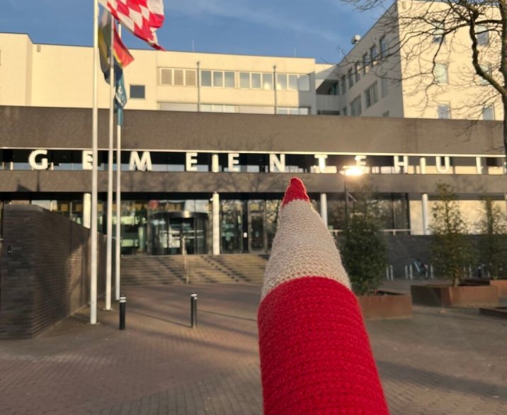 Roodpotlood bij het gemeentehuis