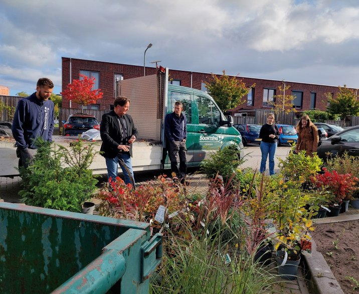 De bewoners van de Osse straat Het Orkest hebben de Plant je mee prijs gewonnen in 2024! Samen met een hovenier hebben ze tegels  in hun voortuin vervangen door plantjes