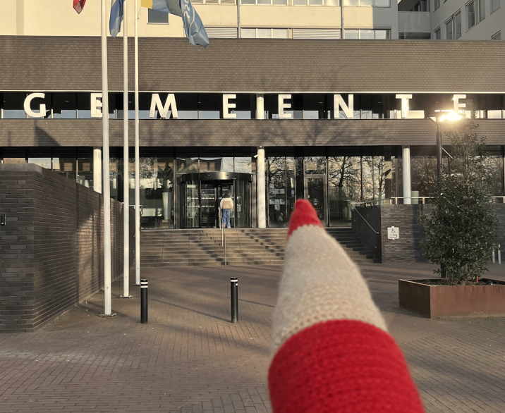 Roodpotlood bij het gemeentehuis