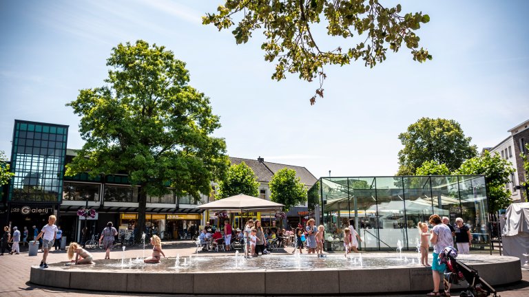 kinderen spelen met de watertafel