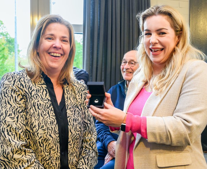 Miranda Verstegen kreeg een Gouden oogappel van de wethouder