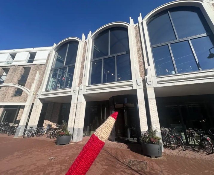 Rood stempotlood bij Warenhuis in Oss