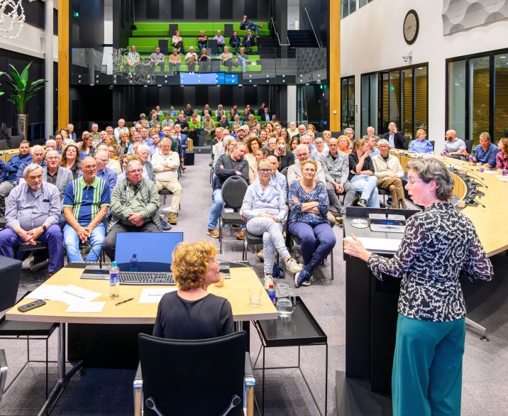 Zaal vol met mensen voor de nieuwe wijk-en-dorpsraden in gemeente Oss