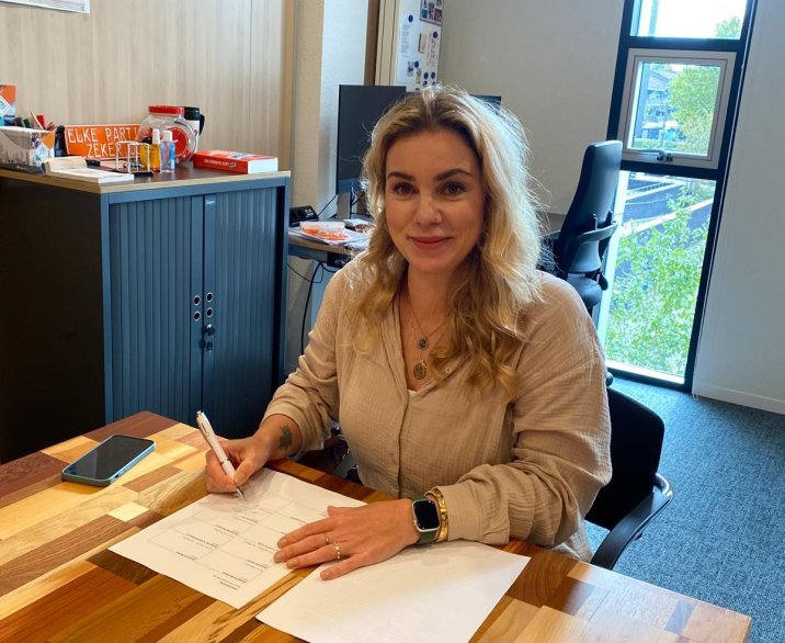 Wethouder Hilde de Wi-van der Zanden tekent overeenkomst