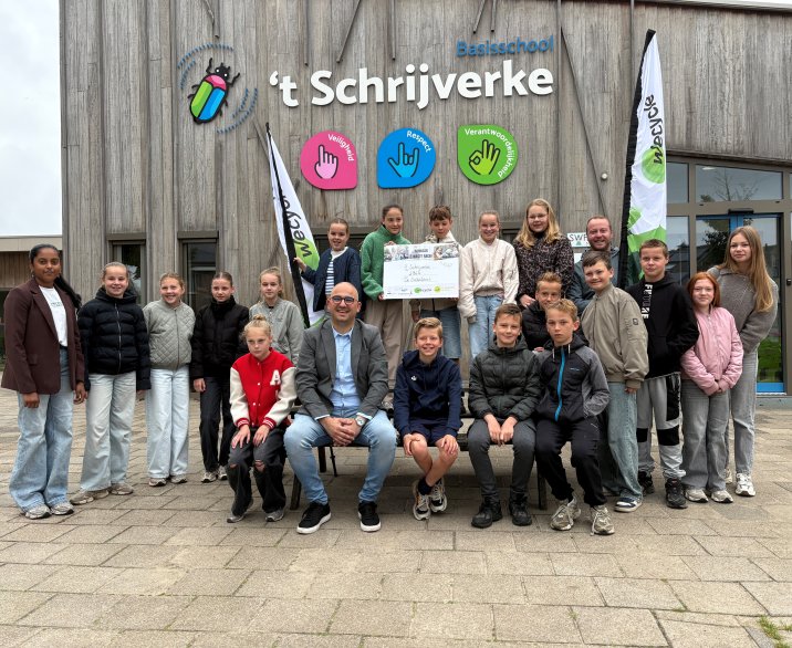 Leerlingen van de basisschool in Oss die de E-waste race 2026 hebben gewonnen, samen met wethouder Bekir Atman gemeente Oss
