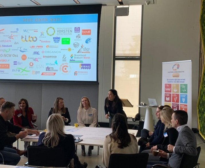 mensen bij een bijeenkomst in een zaal