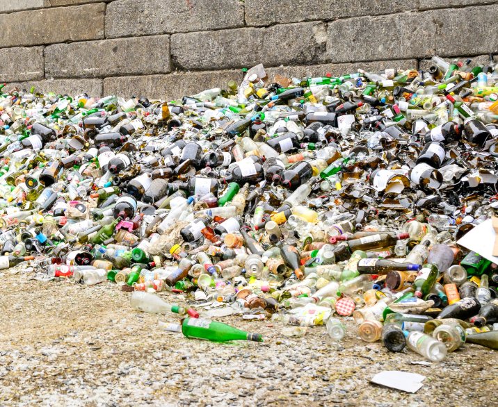 berg met gebruikte flesjes