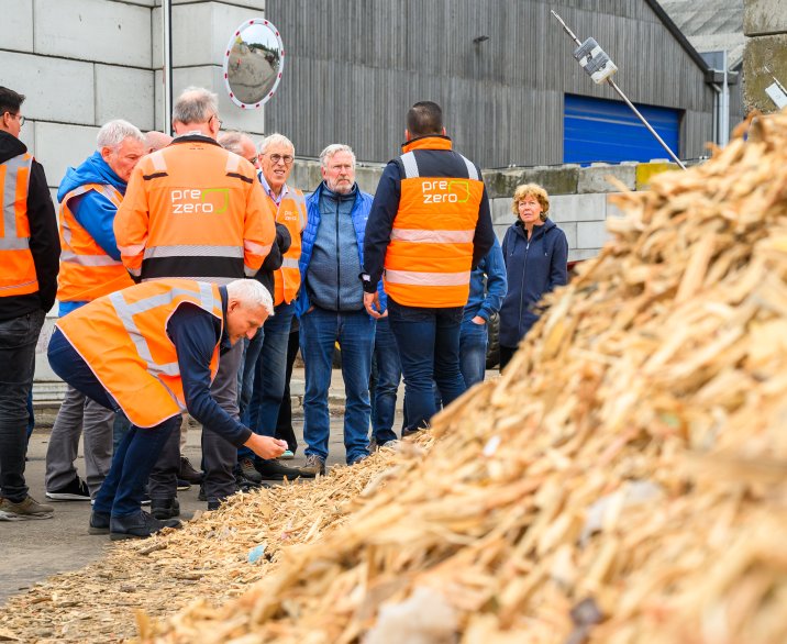 bedrijfsbezoek oktober 2025 mensen in een bedrijfshal