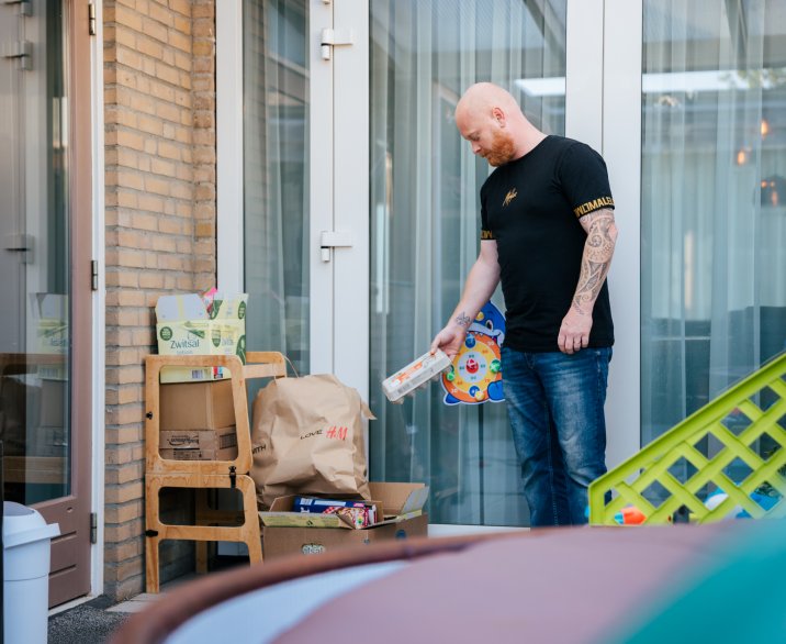 Iemand staat in tuin