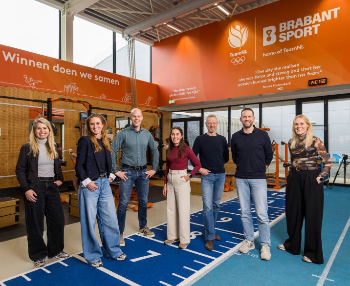 Groep mensen in gymzaal
