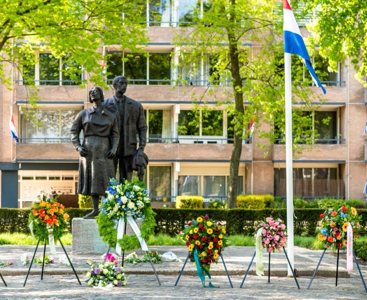Kransen bij Oss oorlogsmonument