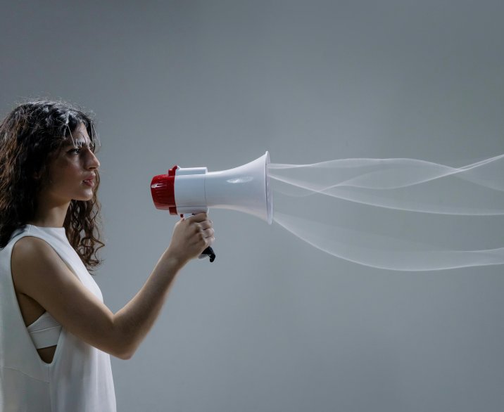 mevrouw met een megafoon