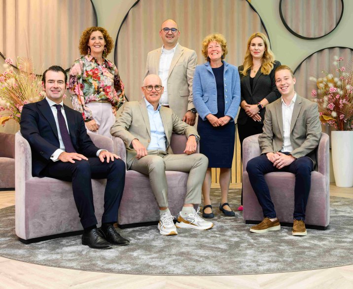 Vlnr: Sidney van den Bergh (CDA), Hilde Reints (gemeentesecretaris), Kees van Geffen (VDG), Bekir Atman (D66), Froukje de Jonge (burgemeester), Hilde de Wit (VVD) en  Nick Pruimboom (VDG)