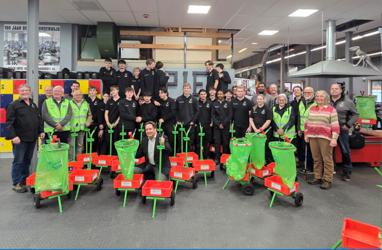 Circulair vakmanschap in Oss: techniekleerlingen bouwen slimme zwerfafvalkarretjes voor vrijwilligers 
