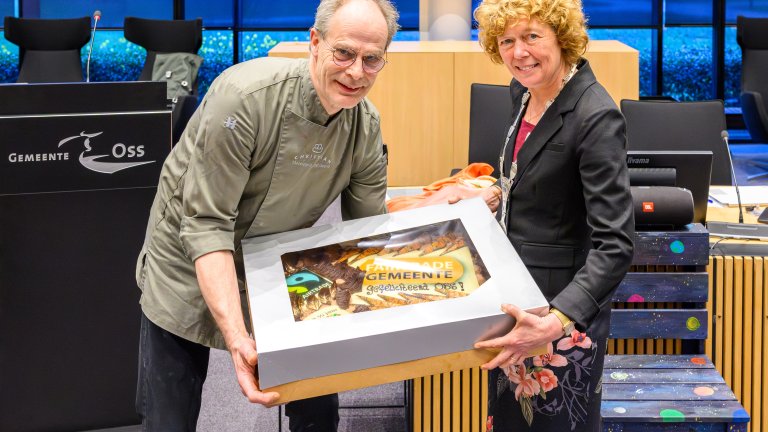 Foto van de uitreiking van de Fairtrade taart door lokale ondernemer Christian Chocolade