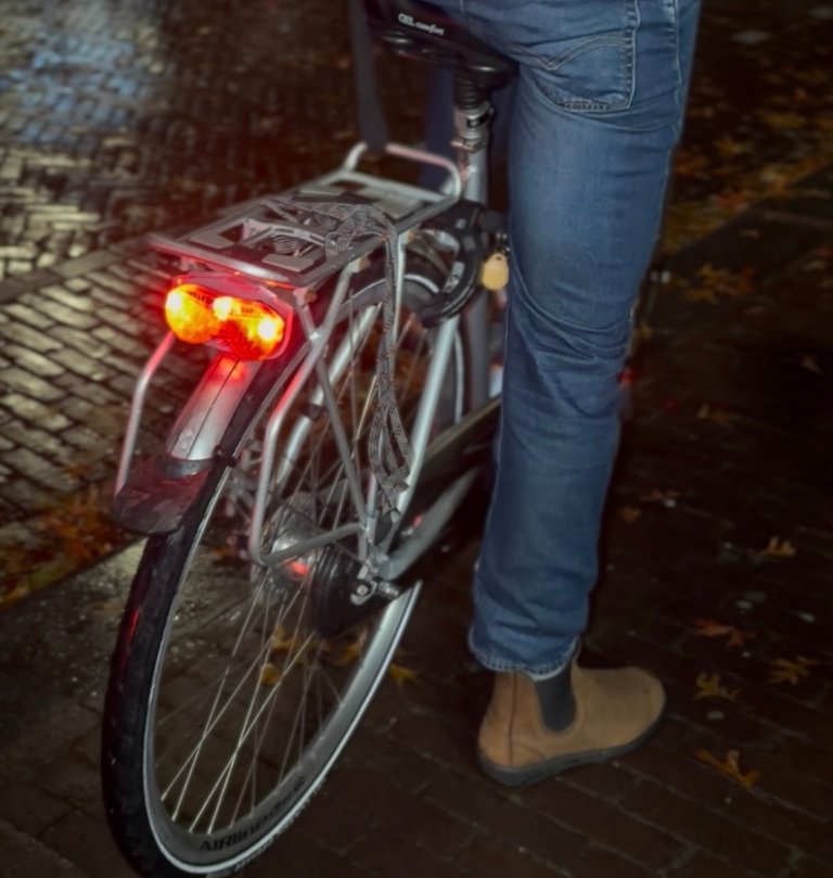 Verlichtingsactie in centrum Oss helpt fietsers veilig de weg op