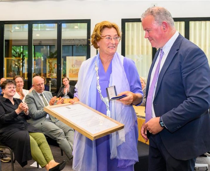 Burgemeester tijdens afscheid benoemd tot Ereburger van gemeente Oss 