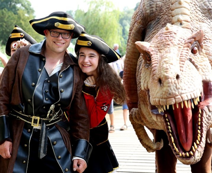 twee piraten en een grote dino