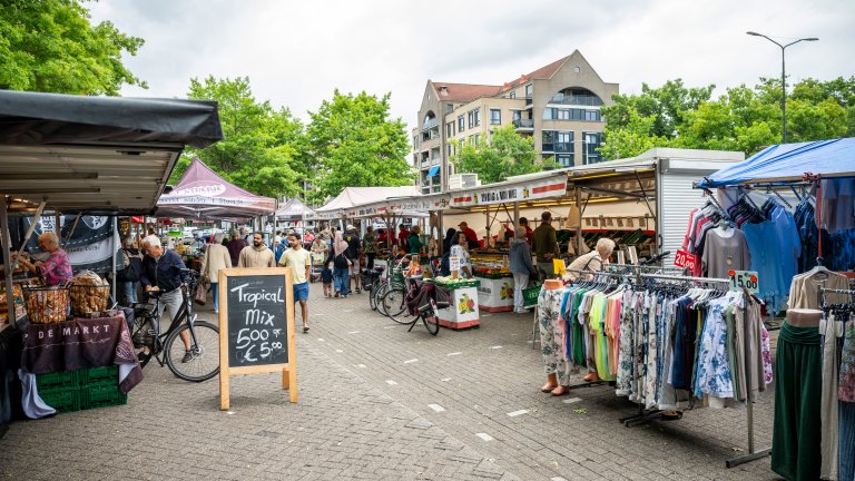 Mensen en marktkramen in Oss