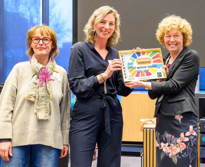 burgemeester ontvangt certificaat voor fairtrade gemeente