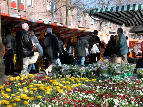 Markt met bloemen op de voorgrond