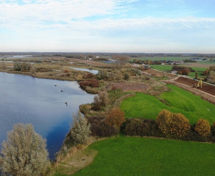 luchtfoto van een deel van de oude maas en de uiterwaarde bij Oijen