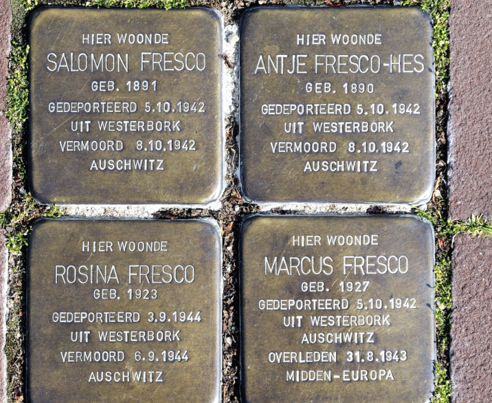 Struikelstenen op de grond