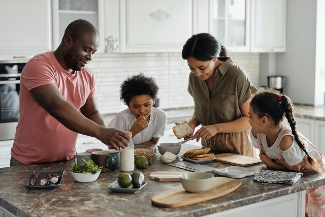 Foto van familie in de keuken