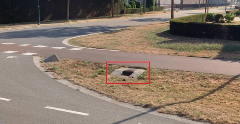 Straat met in de berm (met rood vlak aangegeven) een slokop