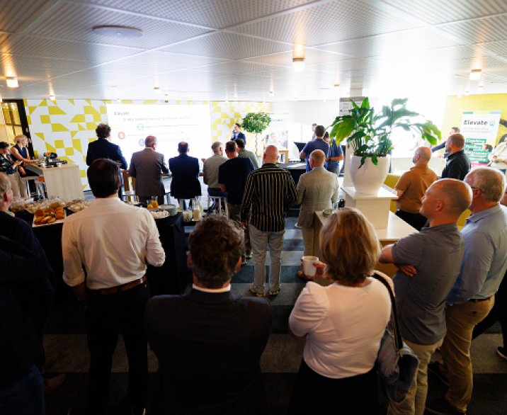 mensen bij een bijeenkomst