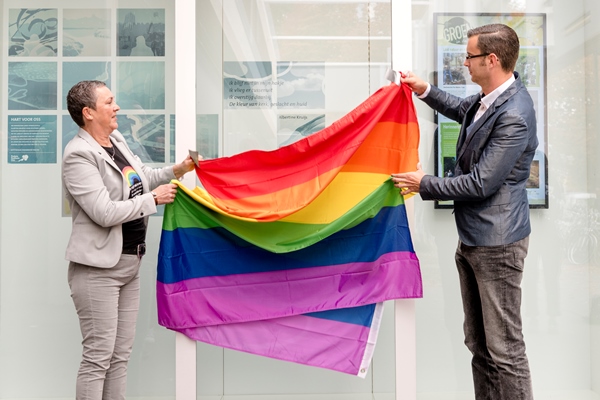 Regenboogvlag en gedicht tijdens Coming Out Dag