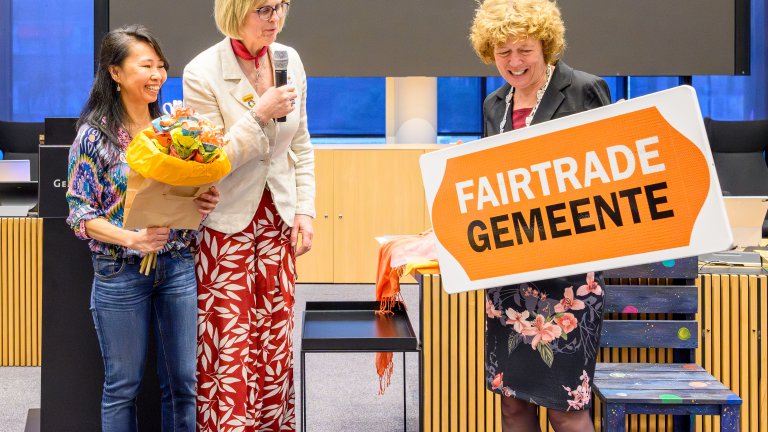 Foto met de burgemeester en leden van het Fairtrade Kernteam
