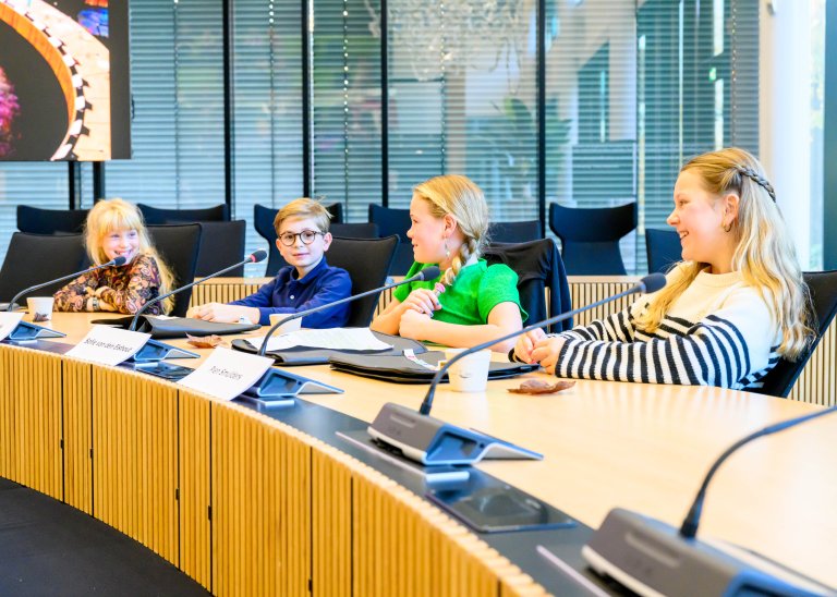 Jeugdcollege Oss ondersteunt twee Osse goede doelen