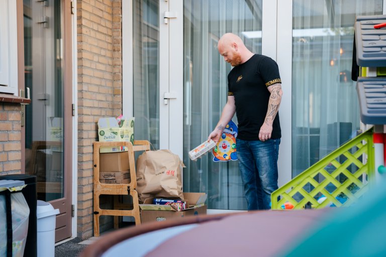 Iemand staat in tuin