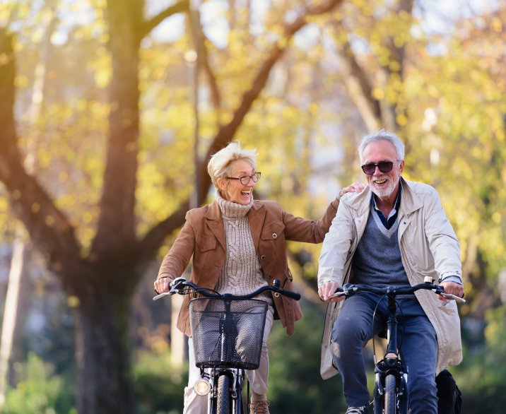 twee ouderen op de fiets