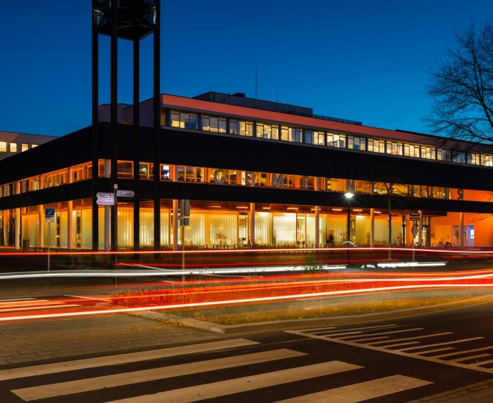 gemeentehuis oranje verlicht